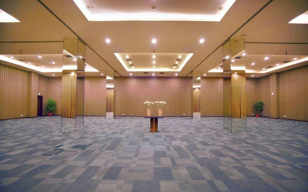 Aston Jember Hotel & Conference Center Extérieur photo